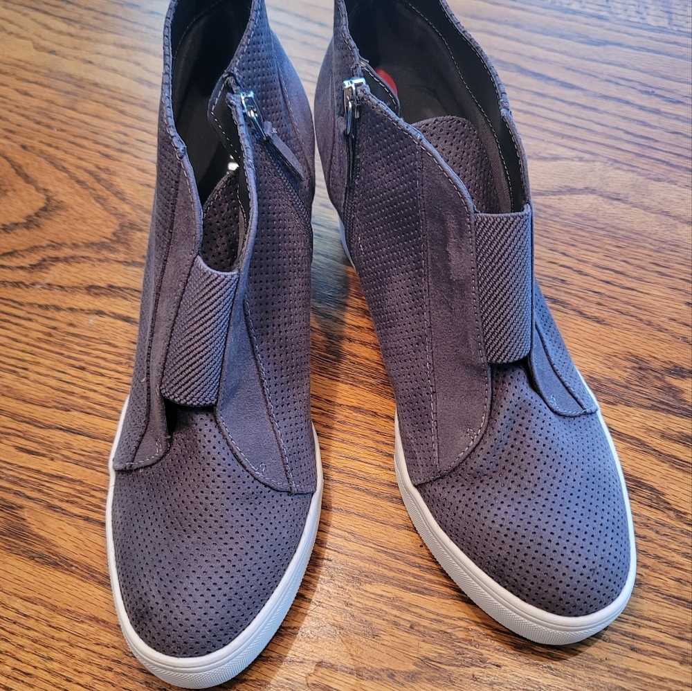 NWOT MIA Gray White Faux Suede Leather Wedge Shoes Heels Size 10